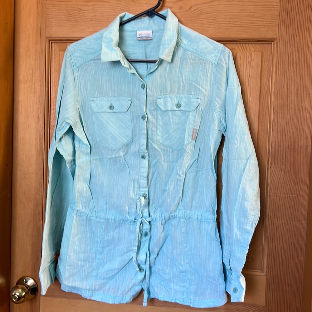 Columbia Women’s cinched waist button up